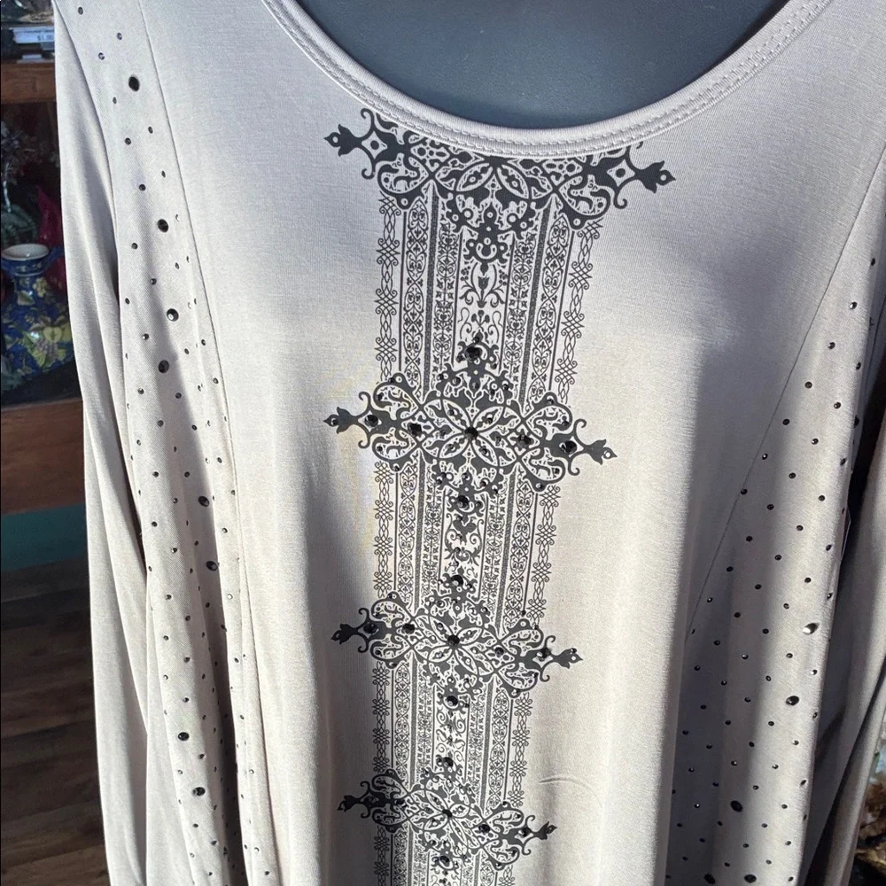 Elegant Beige and Black Women's Top - Picture 4 of 5